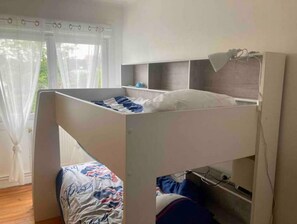 3 室のベッドルーム、デスク、アイロン / アイロン台、WiFi