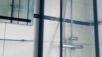 Gratis toiletartikelen, een haardroger, handdoeken, zeep