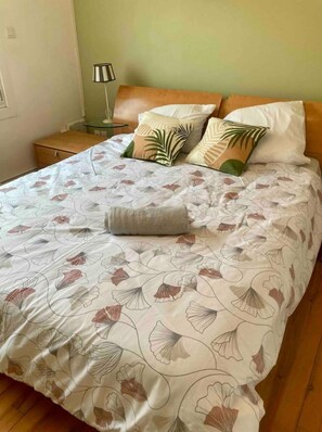 3 Schlafzimmer, Schreibtisch, Bügeleisen/Bügelbrett, WLAN