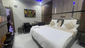 Dobbeltrom, 1 dobbeltseng, ikke-røyk | Safe på rommet, skrivebord, strykejern/-brett og wi-fi (inkludert)