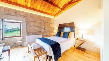 Standard Suite | Laptop workspace, soundproofing, iron/ironing board, free WiFi