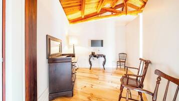 Executive Suite | Laptop workspace, soundproofing, iron/ironing board, free WiFi