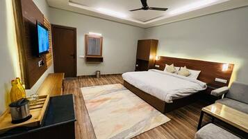 Luxury Room | 1 bedroom, iron/ironing board (on request), free WiFi, bed sheets