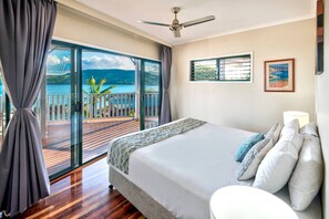 4 bedrooms, iron/ironing board, travel cot, free WiFi - Casuarina Cove 14 & Free Buggy- Hamilton Island (Hamilton Island)