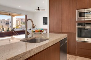 Frigorífico, microondas, horno y placa de cocina