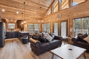 Smart TV, fireplace - New 3 Bedroom w/ Hot Tub, WiFi, Arcade, Mountain View, Free Dollywood Tickets (Sevierville)