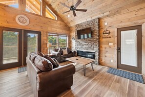 Smart TV, fireplace - New 3 Bedroom w/ Hot Tub, WiFi, Arcade, Mountain View, Free Dollywood Tickets (Sevierville)