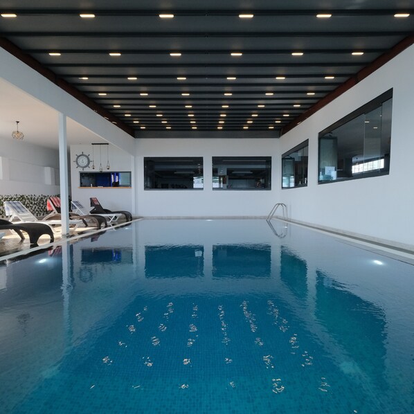 Piscine couverte, piscine extérieure, cabanons gratuits, chaises longues