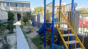 Children’s play area – outdoor