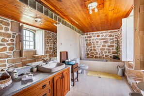 Exclusive Suite | Bathroom
