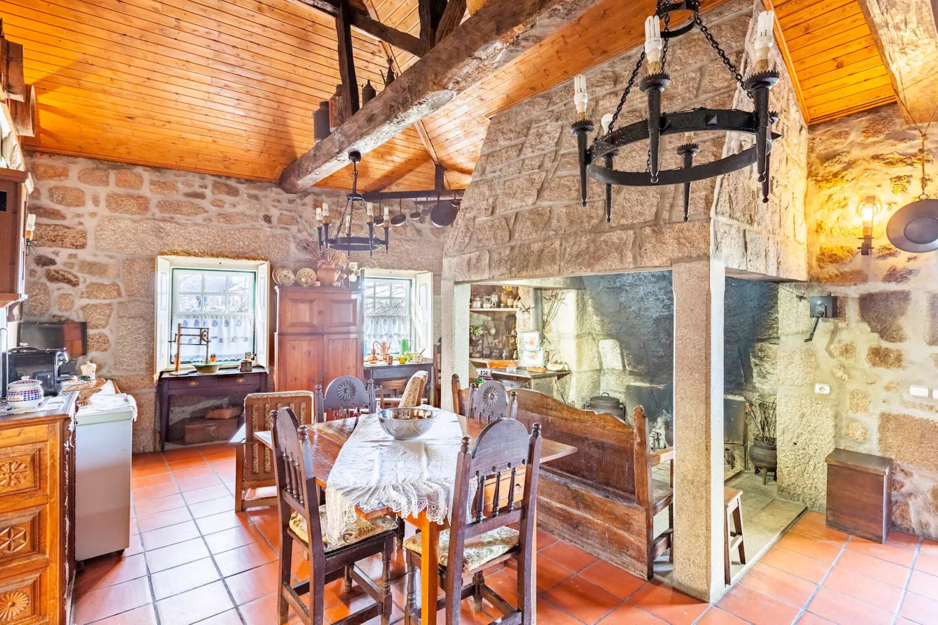 Full-sized fridge, microwave, oven, stovetop