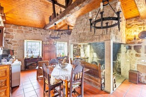 Großer Kühlschrank, Mikrowelle, Ofen, Herdplatte