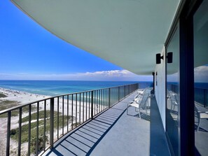 Property grounds - 2BR/2BA End Unit, Pool , Prvt Covered Parking, Seasonal Beach Serv. (Panama City Beach)
