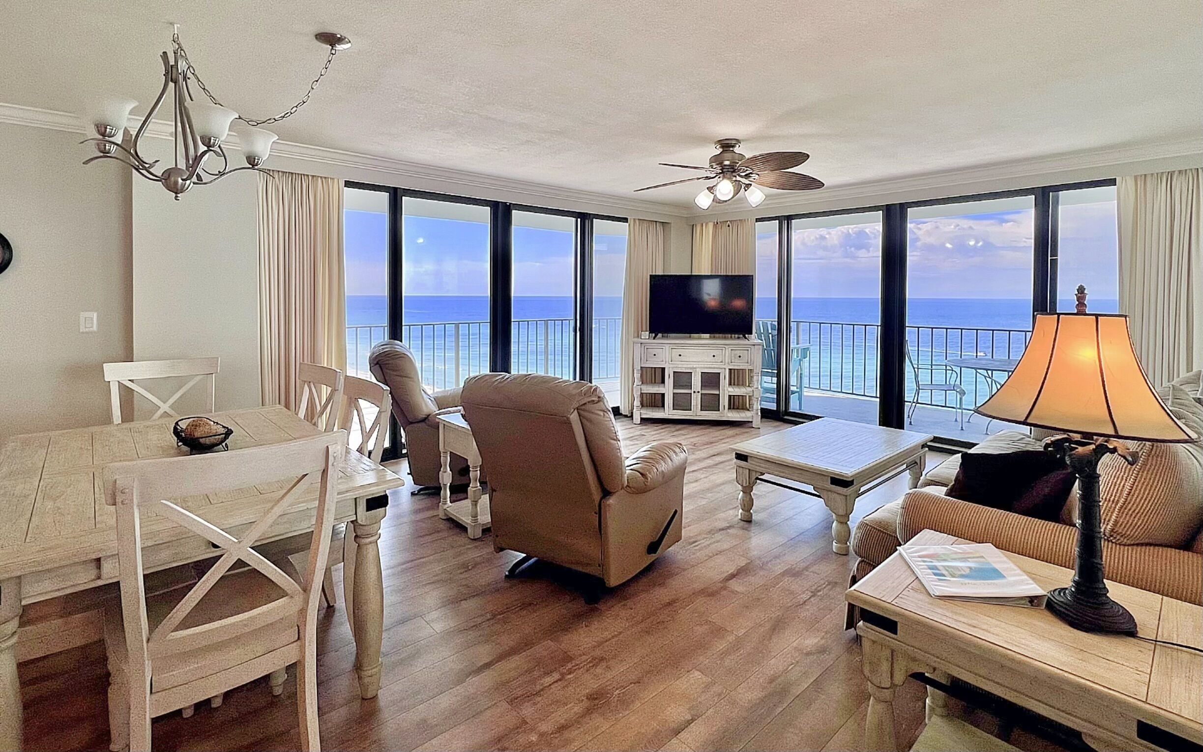2BR/2BA End Unit, Pool , Prvt Covered Parking, Seasonal Beach Serv.