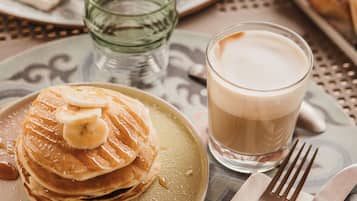 Desayuno con opciones de la cocina local incluido todos los días