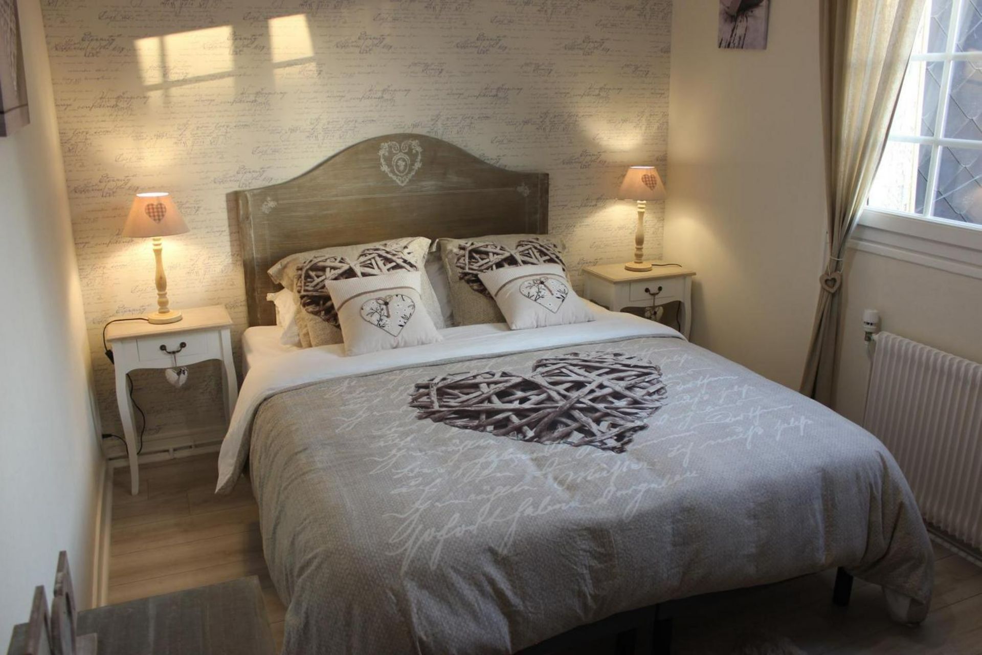 2 soverom, skrivebord, strykejern/-brett og reiseseng for barn