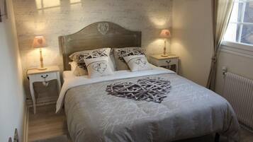 2 slaapkamers, een bureau, een strijkplank/strijkijzer, reisbedje