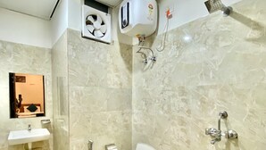 Een moderne badkamer met toilet, wastafel en douche.