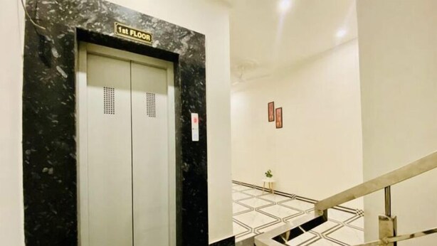 Een lift met een bord waarop staat 