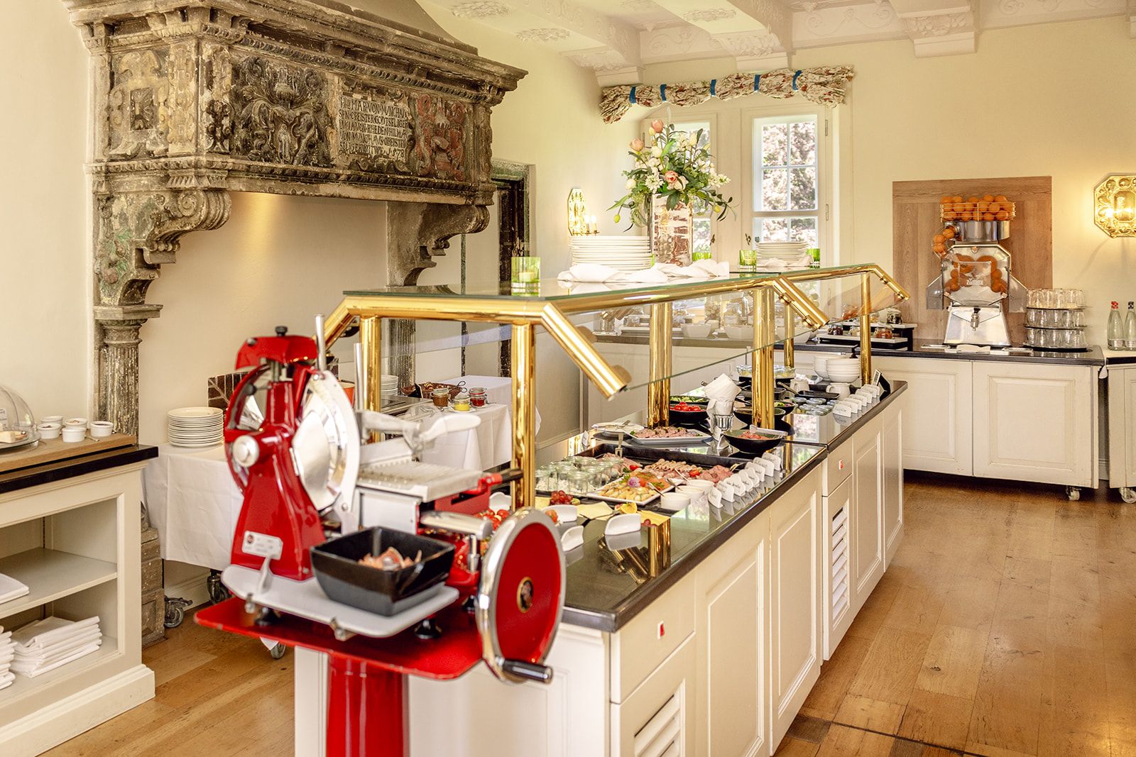 Ein reichhaltiges Buffet mit verschiedenen Speisen, einer Kaffeemaschine und einer Zierpflanze.