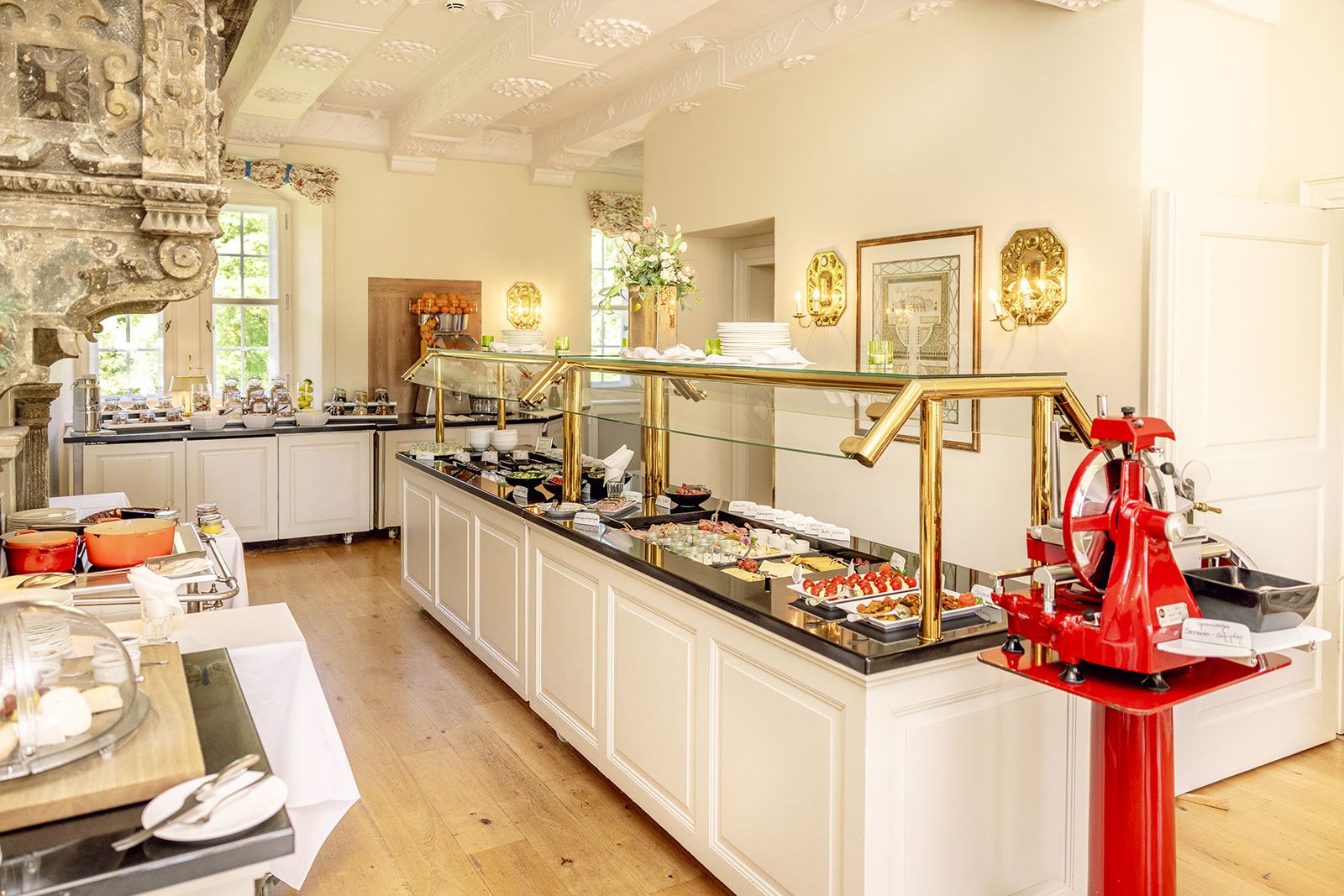En buffet med forskellige retter og en rød foodprocessor.