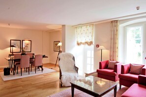 Minibar, safe på rommet, blendingsgardiner og strykejern/-brett