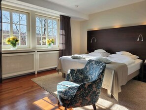 Rom – standard, 1 dobbeltseng | Minibar, safe på rommet, blendingsgardiner og strykejern/-brett