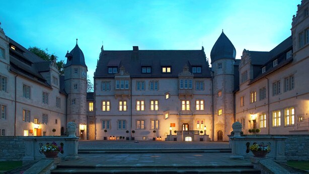 Ein großes, historisches Gebäude mit mehreren Türmen und einem zentralen Eingang.