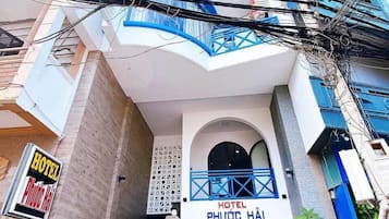 Vista frontal de la propiedad