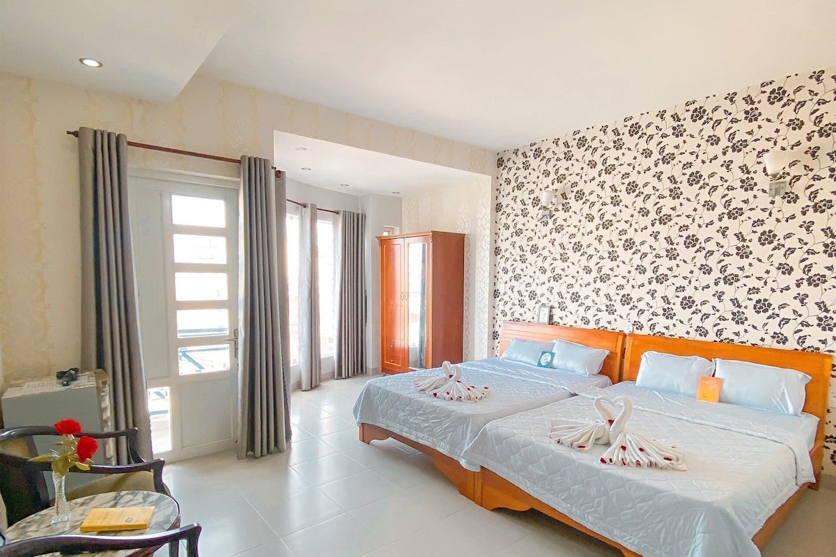 Kamar Double Keluarga, 2 Tempat Tidur Queen | Meja kerja, tirai kedap cahaya, kedap suara, dan setrika/meja setrika