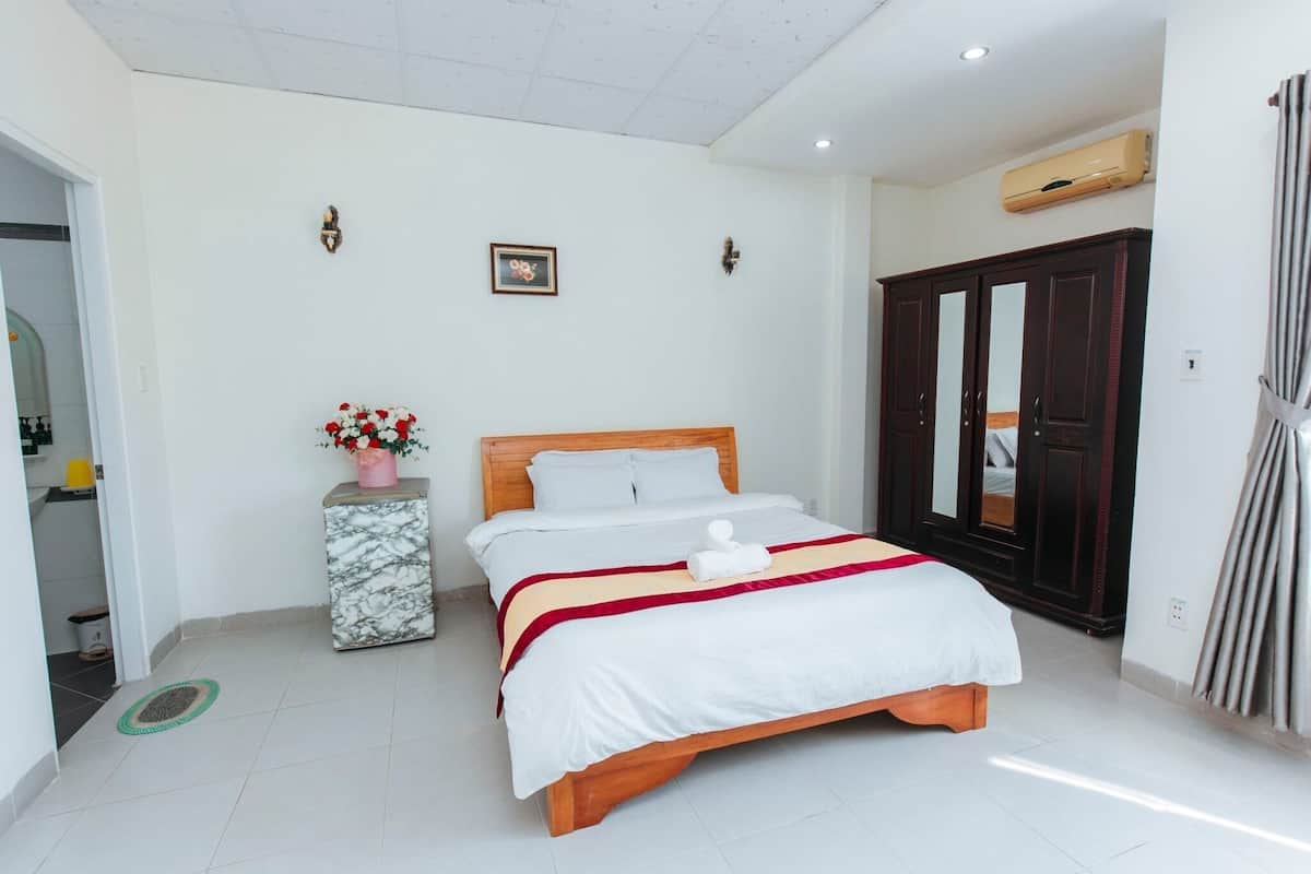 Standard Room, 1 Queen Bed | 1 bedroom, desk, blackout curtains, soundproofing