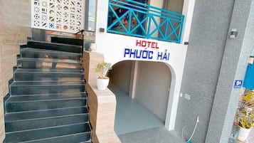 Vista frontal de la propiedad