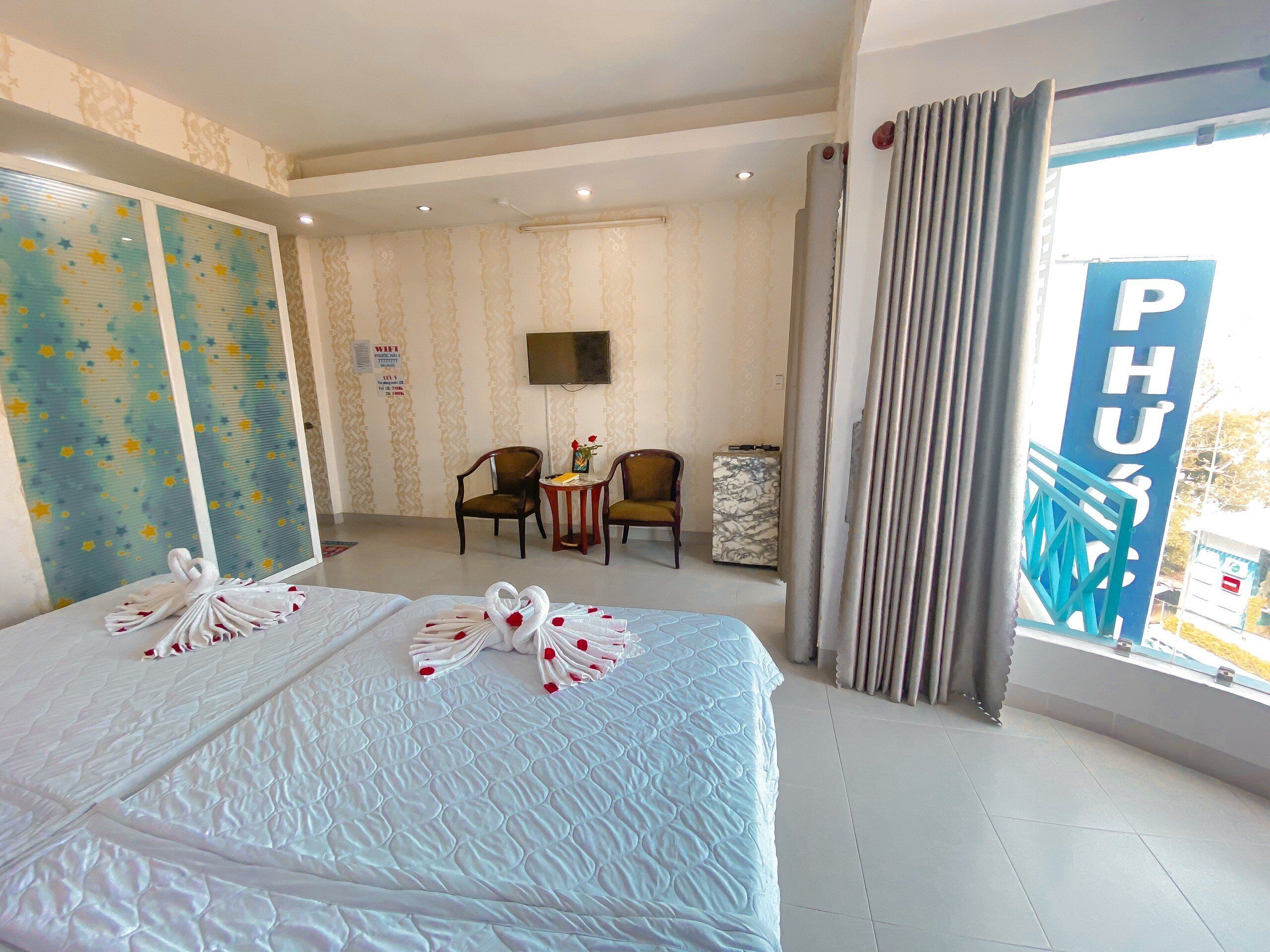 Bureau, rideaux occultants, chambres insonorisées