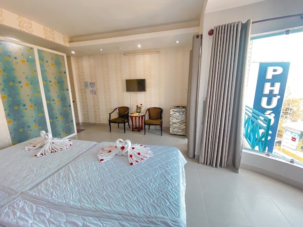 Escritorio, cortinas blackout y sistema de insonorización