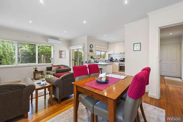 Dining - Enjoy a stylish experience at this centrally located apartment (Lake Wendouree)