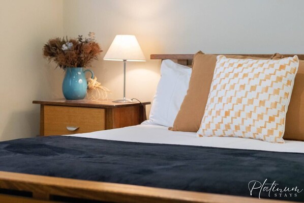 2 室のベッドルーム、アイロン / アイロン台、WiFi (無料)、ベッドシーツ