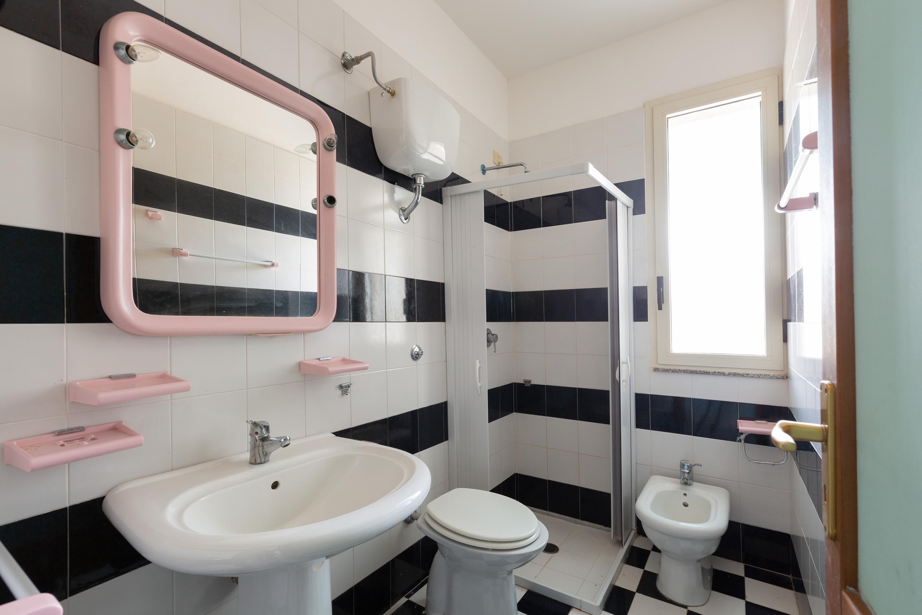 Une salle de bain équipée d’un lavabo, de toilettes et d’une douche.
