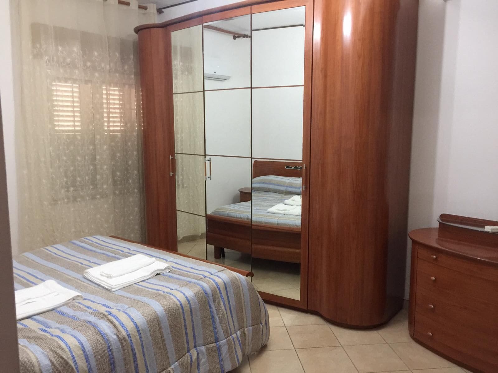 2 chambres, fer et planche à repasser, Wi-Fi, draps fournis