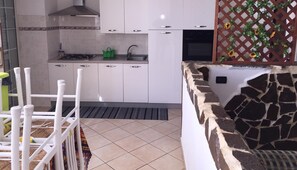 冰箱、微波炉、烤箱、炉灶