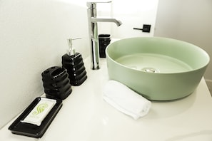 Sèche-cheveux, serviettes fournies, savon, shampoing