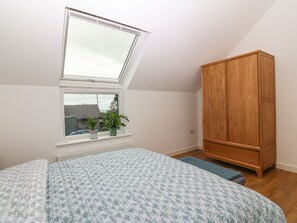 2 Schlafzimmer, individuell dekoriert, individuell eingerichtet