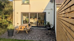 A house with a patio, a wooden fence, and a garden. - Hen Gapel (Caernarfon)