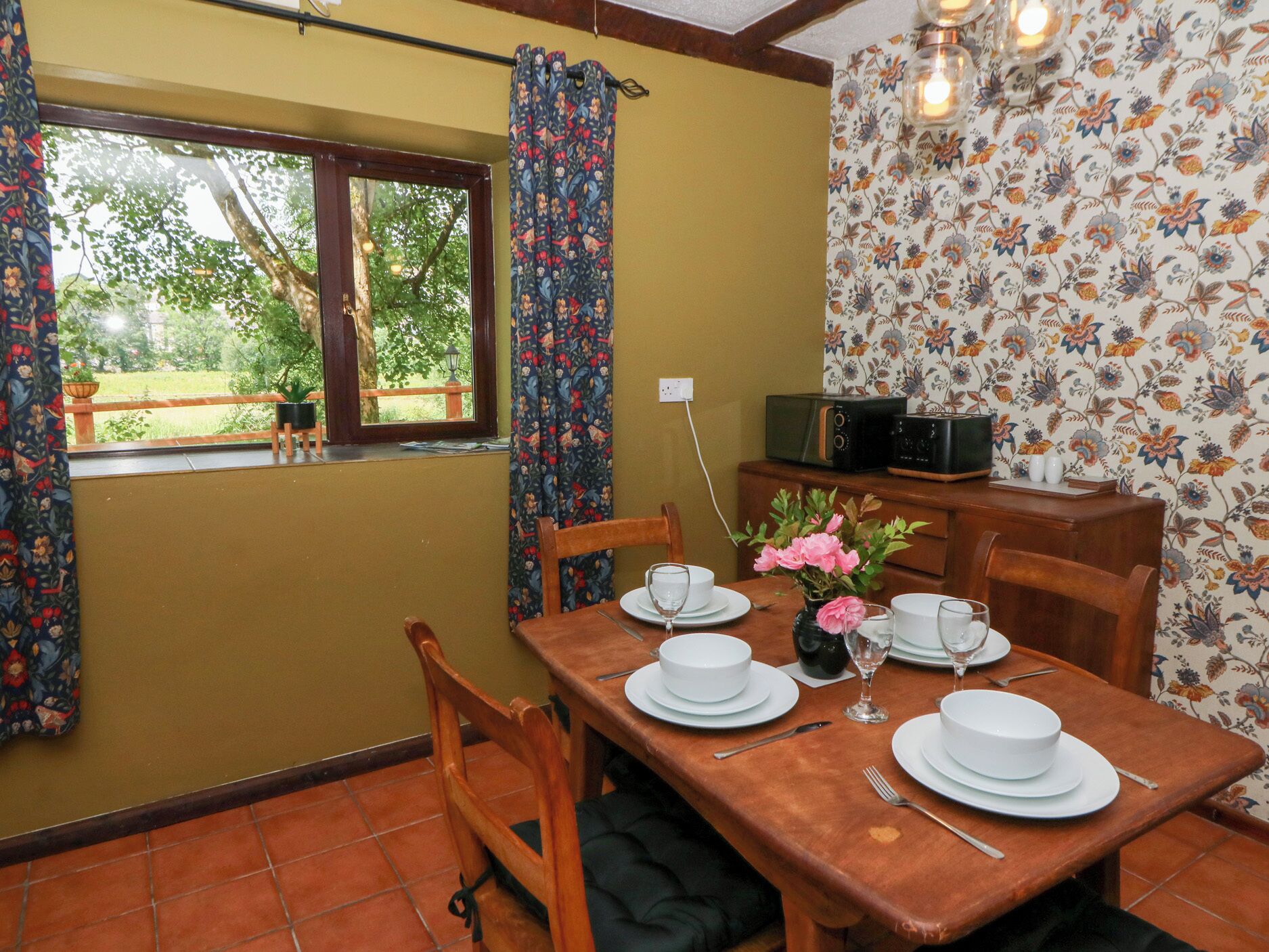 Cottage | Dining