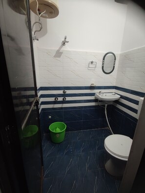 Shower, rainfall showerhead, towels - Kashi Nest (Varanasi)