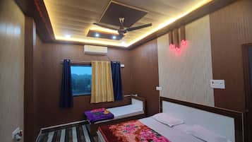 Muebles diferentes, escritorio, wifi gratis y ropa de cama