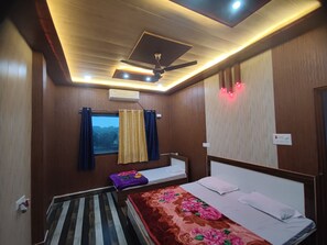 Deluxe Room | Individually furnished, desk, free WiFi, bed sheets - Kashi Nest (Varanasi)