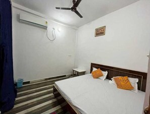 Premium-Zimmer | Individuell eingerichtet, Schreibtisch, kostenloses WLAN, Bettwäsche