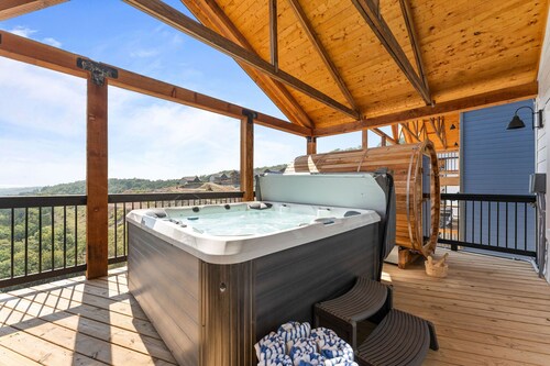 1mi to SDC Family Fun: Sauna +Hot Tub +Slide 8BR