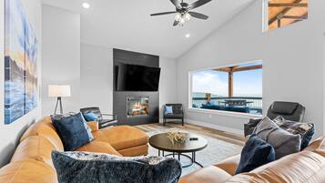 Smart TV, chimenea, videojuegos y futbolito