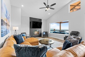 Smart TV, fireplace, video games, table football - 1mi to SDC Family Fun: Hot Tub +Sauna +Slide 8BR (Branson)